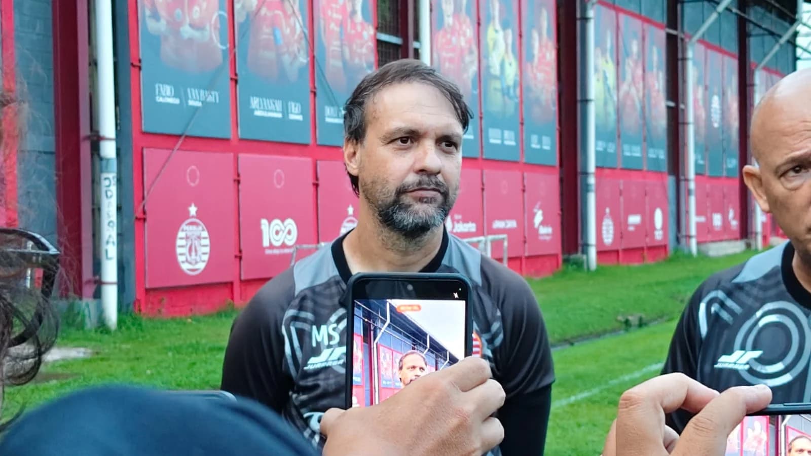 Pelatih Persija Jakarta, Mauricio Souza kecewa berat timnya gagal main di Jakarta lawan Persib Bandung Pelatih Persija Jakarta, Mauricio Souza kecewa berat timnya gagal main di Jakarta lawan Persib Bandung