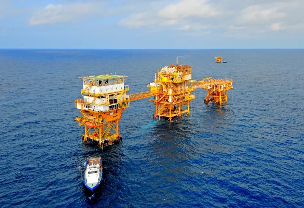 Pengeboran Lepas Pantai di Kalimantan Timur, (Sumber: Dok. Pertamina) Pengeboran Lepas Pantai di Kalimantan Timur, (Sumber: Dok. Pertamina)
