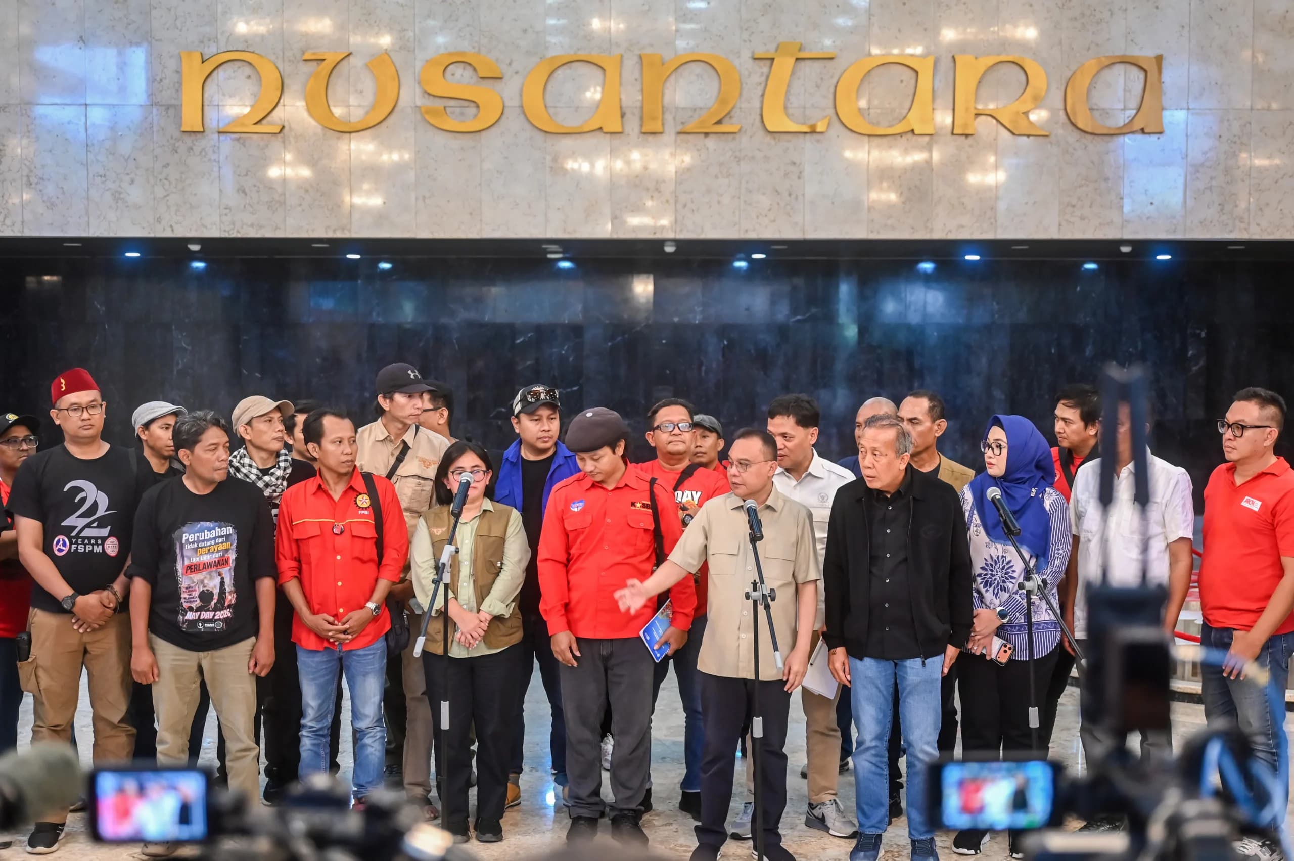 Wakil Ketua DPR Sufmi Dasco Ahmad (kelima kanan) bersama Wakil Ketua DPR Saan Mustopa (keempat kanan) memberikan keterangan pers usai memimpin audiensi bersama Aliansi Gerakan Buruh Bersama Rakyat (Gebrak) di Kompleks Parlemen, Senayan, Jakarta. (Sumber: Antara Foto/Rivan Awal Lingga/nz) Wakil Ketua DPR Sufmi Dasco Ahmad (kelima kanan) bersama Wakil Ketua DPR Saan Mustopa (keempat kanan) memberikan keterangan pers usai memimpin audiensi bersama Aliansi Gerakan Buruh Bersama Rakyat (Gebrak) di Kompleks Parlemen, Senayan, Jakarta. (Sumber: Antara Foto/Rivan Awal Lingga/nz)