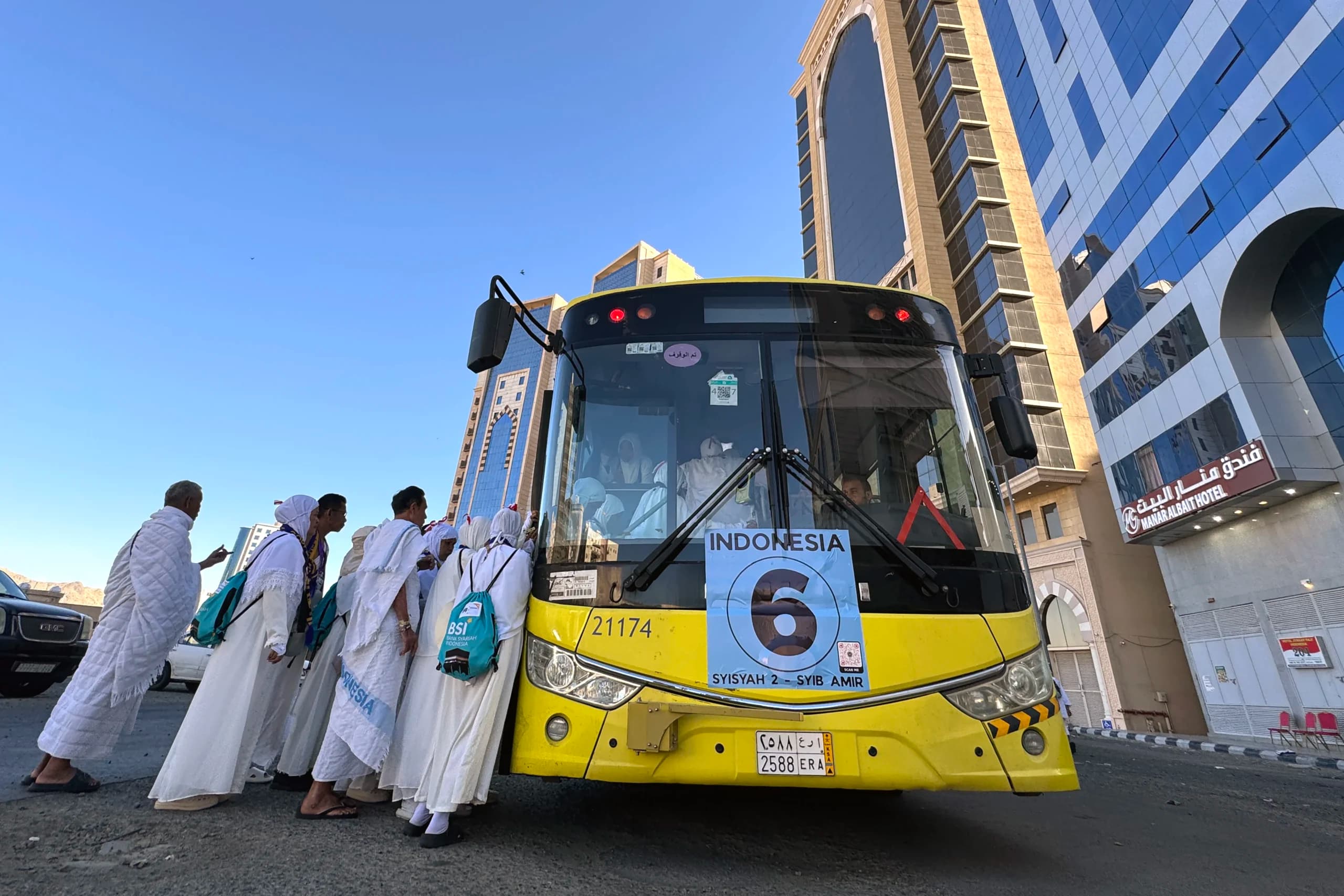 Jamaah calon haji menaiki bus Shalawat di Syisyah untuk menuju Masjidil Haram, di Makkah, Arab Saudi, Jumat (1/5/2026). Kementerian Haji dan Umrah mengoperasikan sebanyak 452 unit bus Shalawat untuk melayani jamaah calon haji Indonesia di Makkah selama 24 jam penuh mencakup 21 rute dari hotel menuju Masjidil Haram melalui tiga terminal utama Ajyad, Jabal Ka'bah, dan Syib Amir. (ANTARA FOTO/Citro Atmoko) Jamaah calon haji menaiki bus Shalawat di Syisyah untuk menuju Masjidil Haram, di Makkah, Arab Saudi, Jumat (1/5/2026). Kementerian Haji dan Umrah mengoperasikan sebanyak 452 unit bus Shalawat untuk melayani jamaah calon haji Indonesia di Makkah selama 24 jam penuh mencakup 21 rute dari hotel menuju Masjidil Haram melalui tiga terminal utama Ajyad, Jabal Ka'bah, dan Syib Amir. (ANTARA FOTO/Citro Atmoko)