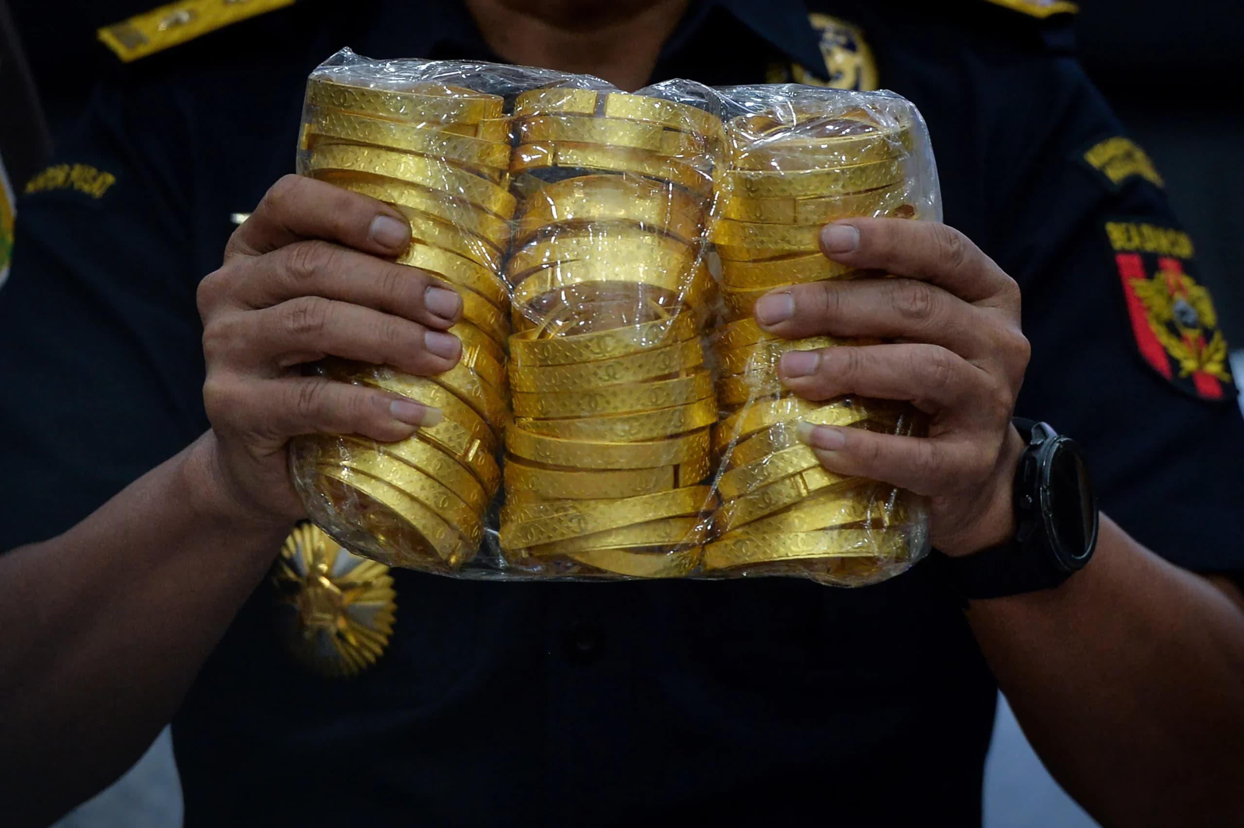Personel Ditjen Bea dan Cukai Kementerian Keuangan menunjukkan barang bukti gelang emas saat konferensi pers penindakan ekspor ilegal emas dan perhiasan di Jakarta. (Sumber: Antara Foto/Putra M. Akbar/wsj) Personel Ditjen Bea dan Cukai Kementerian Keuangan menunjukkan barang bukti gelang emas saat konferensi pers penindakan ekspor ilegal emas dan perhiasan di Jakarta. (Sumber: Antara Foto/Putra M. Akbar/wsj)