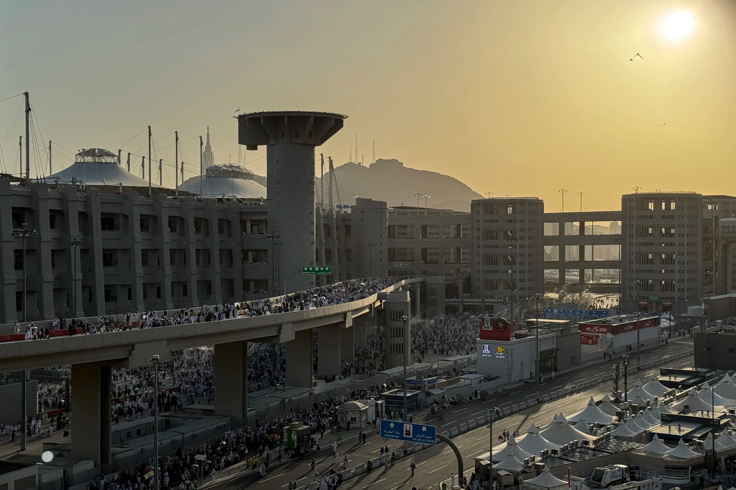 Ribuan jamaah haji dari berbagai negara menuju jamarat untuk melempar jumrah di Mina, Makkah, Arab Saudi Ribuan jamaah haji dari berbagai negara menuju jamarat untuk melempar jumrah di Mina, Makkah, Arab Saudi