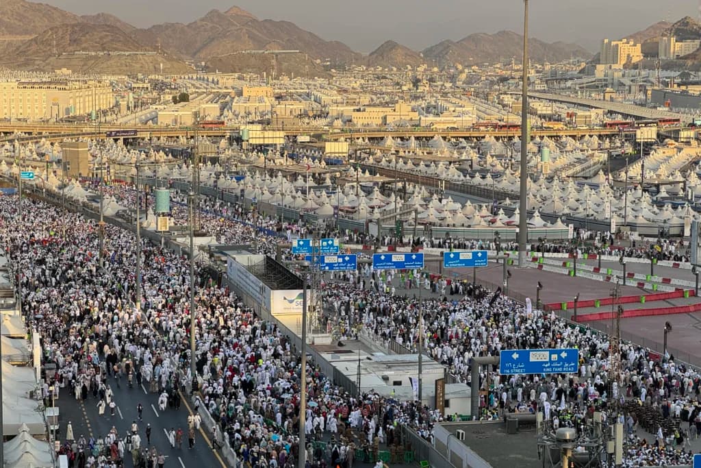 Ribuan jamaah haji dari berbagai negara berjalan pulang seusai melempar jumrah di Mina, Makkah, Arab Saudi, Rabu (28/5/2026) waktu setempat. Ribuan jamaah haji dari berbagai negara berjalan pulang seusai melempar jumrah di Mina, Makkah, Arab Saudi, Rabu (28/5/2026) waktu setempat.