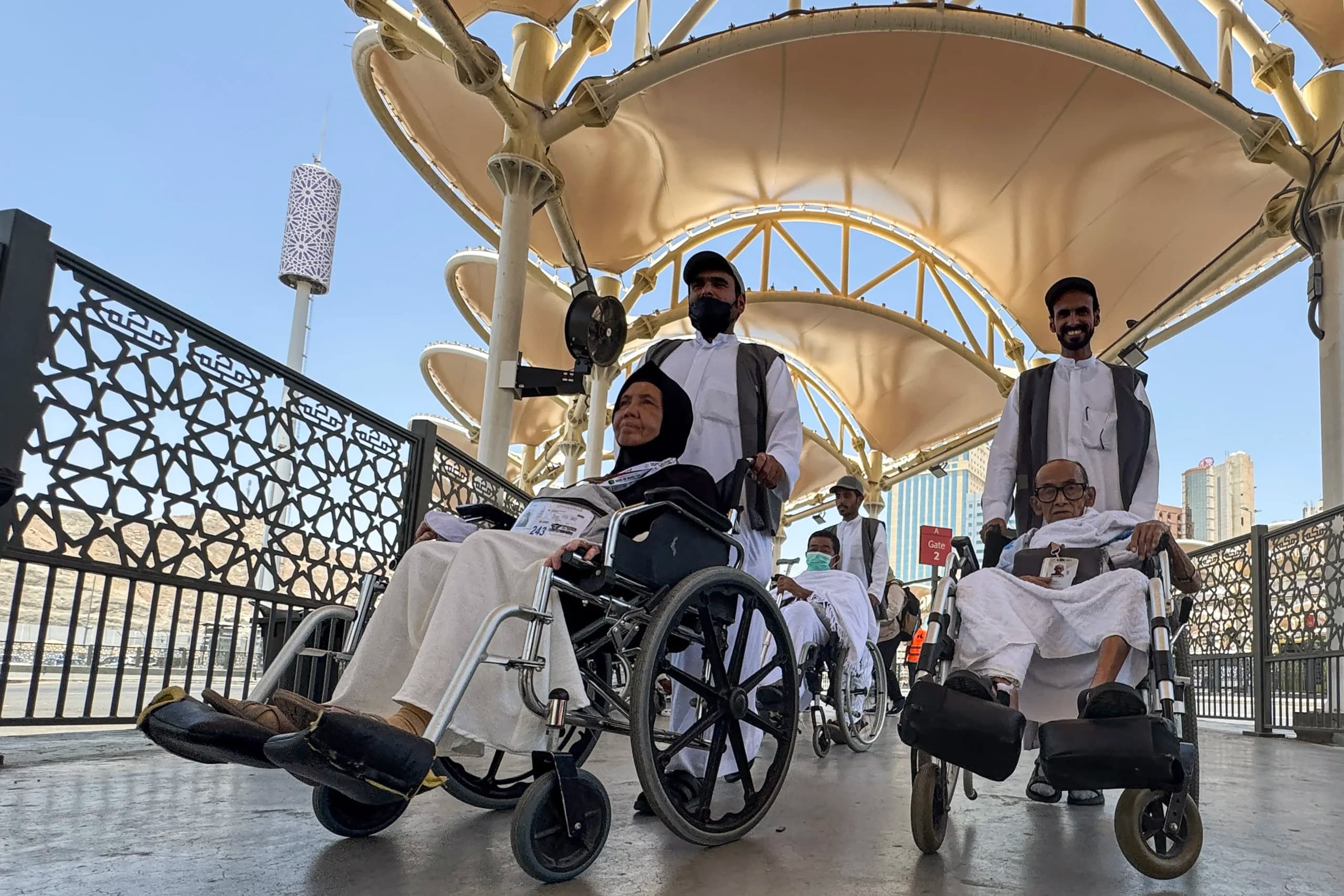 Petugas pendorong kursi roda melayani jamaah calon haji Indonesia di Masjidil Haram, Makkah, Arab Saudi Petugas pendorong kursi roda melayani jamaah calon haji Indonesia di Masjidil Haram, Makkah, Arab Saudi
