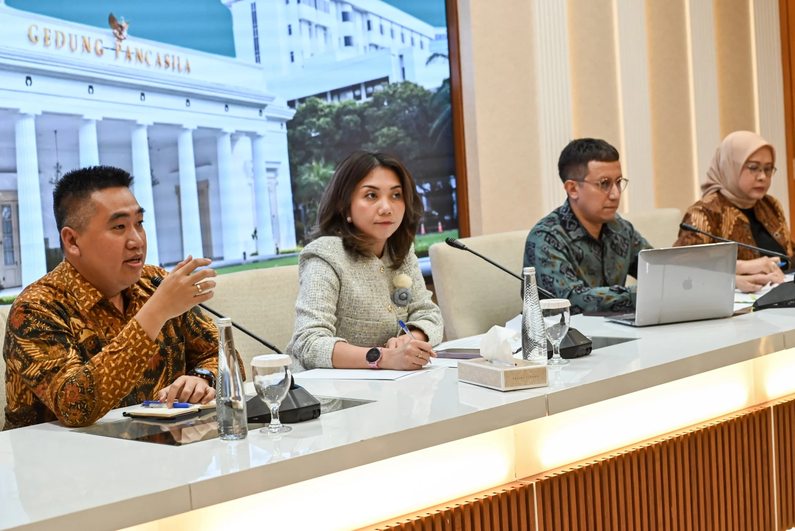 Juru Bicara Kementerian Luar Negeri Yvonne Mewengkang (kedua kiri) dan Vahd Nabyl Achmad (kedua kanan) bersama Direktur Informasi dan Media Hendra Oktavianus (kiri) dan Direktur Pelindungan Warga Negara Indonesia Heni Hamidah (kanan) menyampaikan keterangan pers di Kementerian Luar Negeri, Jakarta, Kamis (16/4/2026). Kementerian Luar Negeri memastikan kondisi Warga Negara Indonesia (WNI) termasuk TNI yang bertugas bersama United Nations Interim Force in Lebanon (UNIFIL) di Lebanon dalam keadaan aman, di tengah eskalasi konflik antara kelompok Syiah dan Hizbullah dan Zionis Israel yang meluas. Juru Bicara Kementerian Luar Negeri Yvonne Mewengkang (kedua kiri) dan Vahd Nabyl Achmad (kedua kanan) bersama Direktur Informasi dan Media Hendra Oktavianus (kiri) dan Direktur Pelindungan Warga Negara Indonesia Heni Hamidah (kanan) menyampaikan keterangan pers di Kementerian Luar Negeri, Jakarta, Kamis (16/4/2026). Kementerian Luar Negeri memastikan kondisi Warga Negara Indonesia (WNI) termasuk TNI yang bertugas bersama United Nations Interim Force in Lebanon (UNIFIL) di Lebanon dalam keadaan aman, di tengah eskalasi konflik antara kelompok Syiah dan Hizbullah dan Zionis Israel yang meluas.