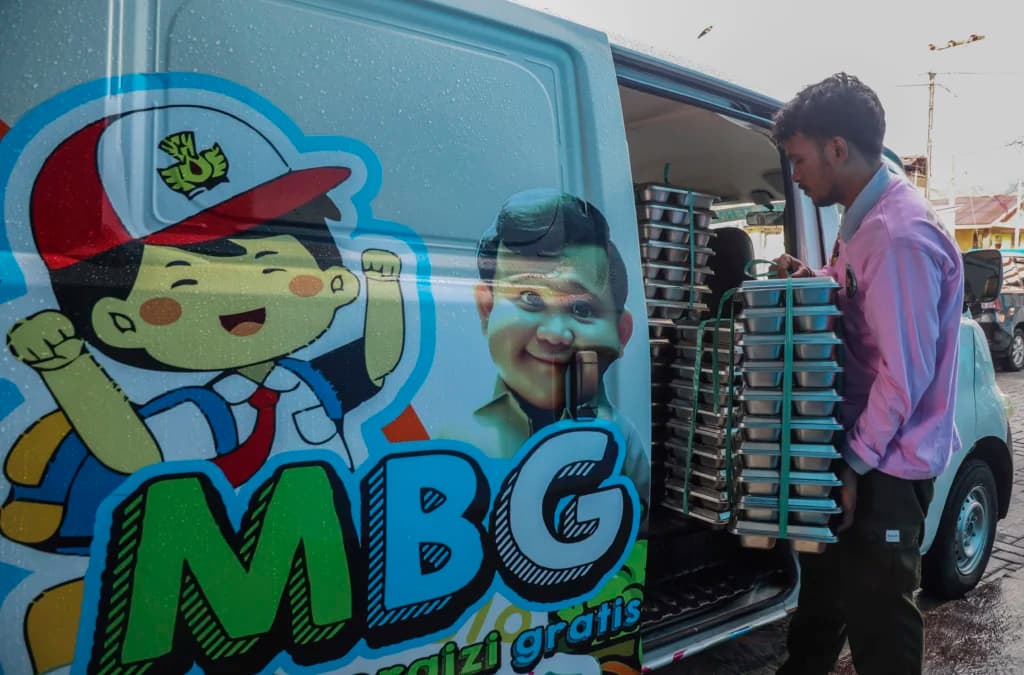 Petugas menyusun ompreng berisi makanan bergizi gratis ke dalam mobil sebelum didistribusikan kepada penerima manfaat di dapur Satuan Pelayanan Pemenuhan Gizi (SPPG) Polres Ternate di Ternate, Maluku Utara, Rabu (6/5/2026). Petugas menyusun ompreng berisi makanan bergizi gratis ke dalam mobil sebelum didistribusikan kepada penerima manfaat di dapur Satuan Pelayanan Pemenuhan Gizi (SPPG) Polres Ternate di Ternate, Maluku Utara, Rabu (6/5/2026).