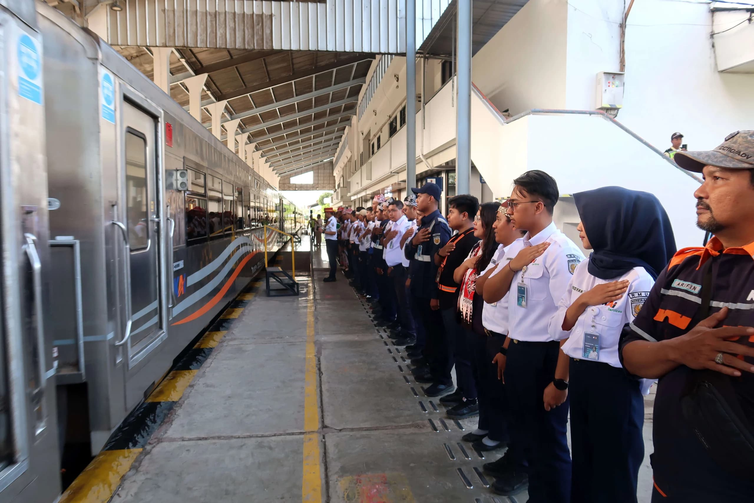 Sejumlah karyawan melepas keberangkatan Kereta Api (KA) Sangkuriang saat peluncurannya di Stasiun Ketapang, Banyuwangi, Jawa Timur Sejumlah karyawan melepas keberangkatan Kereta Api (KA) Sangkuriang saat peluncurannya di Stasiun Ketapang, Banyuwangi, Jawa Timur