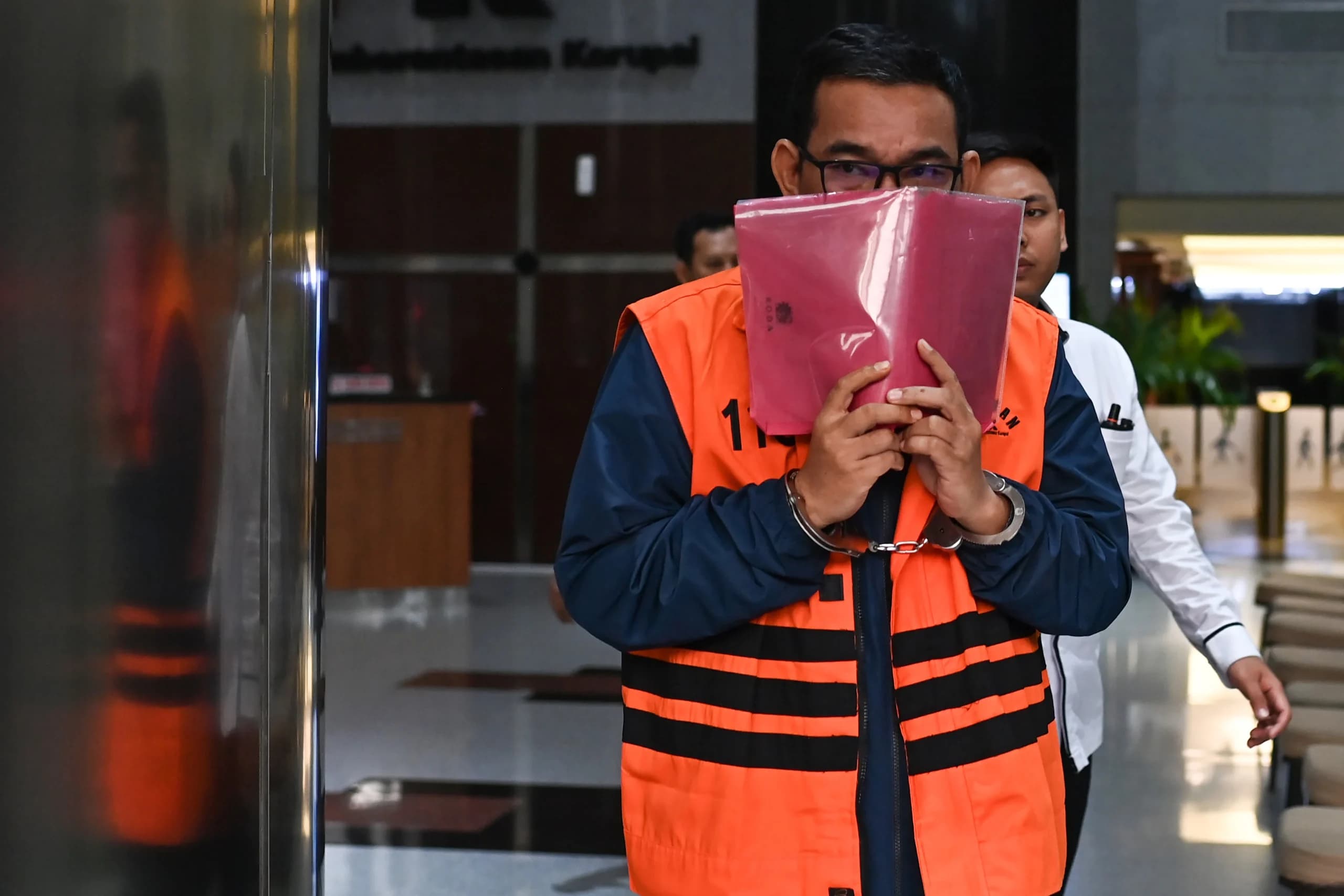 Tersangka kasus dugaan suap importasi di Direktorat Jenderal Bea dan Cukai Orlando Hamonangan menutupi wajahnya usai menjalani pemeriksaan di Gedung Merah Putih KPK, Jakarta, Senin (27/4/2026). KPK melakukan pemeriksaan lanjutan terhadap mantan Kepala Seksi Intelijen Ditjen Bea Cukai tersebut sebagai tersangka dalam perkara suap importasi di Direktorat Jenderal Bea dan Cukai Kementerian Keuangan. Tersangka kasus dugaan suap importasi di Direktorat Jenderal Bea dan Cukai Orlando Hamonangan menutupi wajahnya usai menjalani pemeriksaan di Gedung Merah Putih KPK, Jakarta, Senin (27/4/2026). KPK melakukan pemeriksaan lanjutan terhadap mantan Kepala Seksi Intelijen Ditjen Bea Cukai tersebut sebagai tersangka dalam perkara suap importasi di Direktorat Jenderal Bea dan Cukai Kementerian Keuangan.