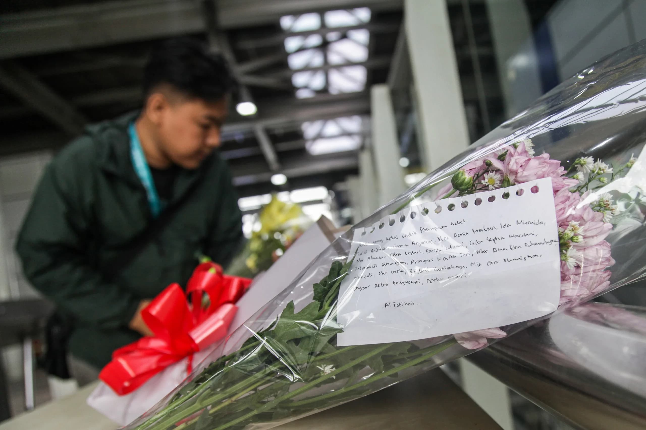 Penumpang kereta rel listrik (KRL) meletakkan buket bunga di meja pascainsiden tabrakan antara KRL Commuterline dengan KA Argo Bromo Anggrek di Stasiun Bekasi Timur, Kota Bekasi, Jawa Barat, Kamis (30/4/2026). Sejumlah penumpang KRL meletakkan bunga di area tersebut sebagai ungkapan duka cita atas tewasnya 16 orang dalam kecelakaan itu. Penumpang kereta rel listrik (KRL) meletakkan buket bunga di meja pascainsiden tabrakan antara KRL Commuterline dengan KA Argo Bromo Anggrek di Stasiun Bekasi Timur, Kota Bekasi, Jawa Barat, Kamis (30/4/2026). Sejumlah penumpang KRL meletakkan bunga di area tersebut sebagai ungkapan duka cita atas tewasnya 16 orang dalam kecelakaan itu.