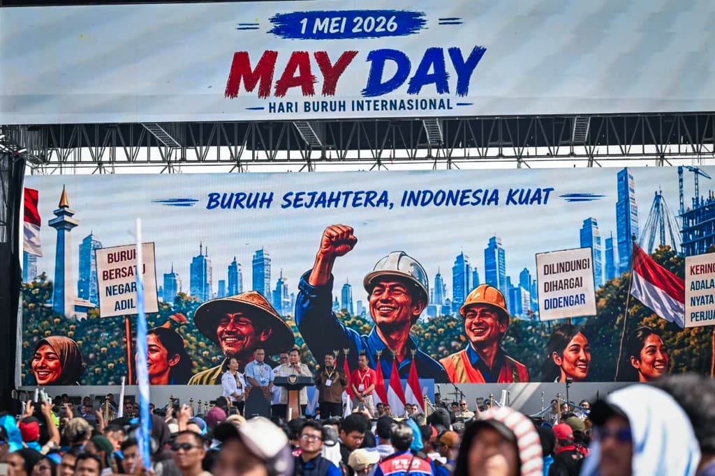 Presiden Prabowo Subianto (ketiga kanan) didampingi Presiden KSBSI Elly Rosita Silaban (kiri), Ketua Umum KSPSI sekaligus Menteri Lingkungan Hidup Mohammad Jumhur Hidayat (kedua kiri), Presiden KSPSI AGN Andi Gani Nena Wea (ketiga kiri), Presiden KSPI Said Iqbal (kedua kanan) dan Ketua Umum KPBI Ilhamsyah (kanan) memberikan sambutan dalam peringatan Hari Buruh Internasional atau May Day 2026 di kawasan Monumen Nasional (Monas), Jakarta. (Sumber: Antara Foto/Bayu Pratama S/nz) Presiden Prabowo Subianto (ketiga kanan) didampingi Presiden KSBSI Elly Rosita Silaban (kiri), Ketua Umum KSPSI sekaligus Menteri Lingkungan Hidup Mohammad Jumhur Hidayat (kedua kiri), Presiden KSPSI AGN Andi Gani Nena Wea (ketiga kiri), Presiden KSPI Said Iqbal (kedua kanan) dan Ketua Umum KPBI Ilhamsyah (kanan) memberikan sambutan dalam peringatan Hari Buruh Internasional atau May Day 2026 di kawasan Monumen Nasional (Monas), Jakarta. (Sumber: Antara Foto/Bayu Pratama S/nz)