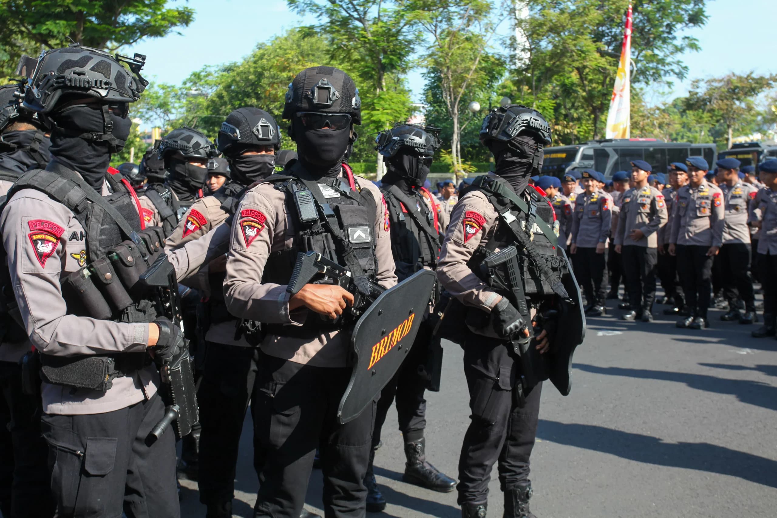Sejumlah personel Brimob membawa senjata dan tameng saat apel pasukan pengamanan. (Sumber: Antara Foto/Didik Suhartono/nz) Sejumlah personel Brimob membawa senjata dan tameng saat apel pasukan pengamanan. (Sumber: Antara Foto/Didik Suhartono/nz)