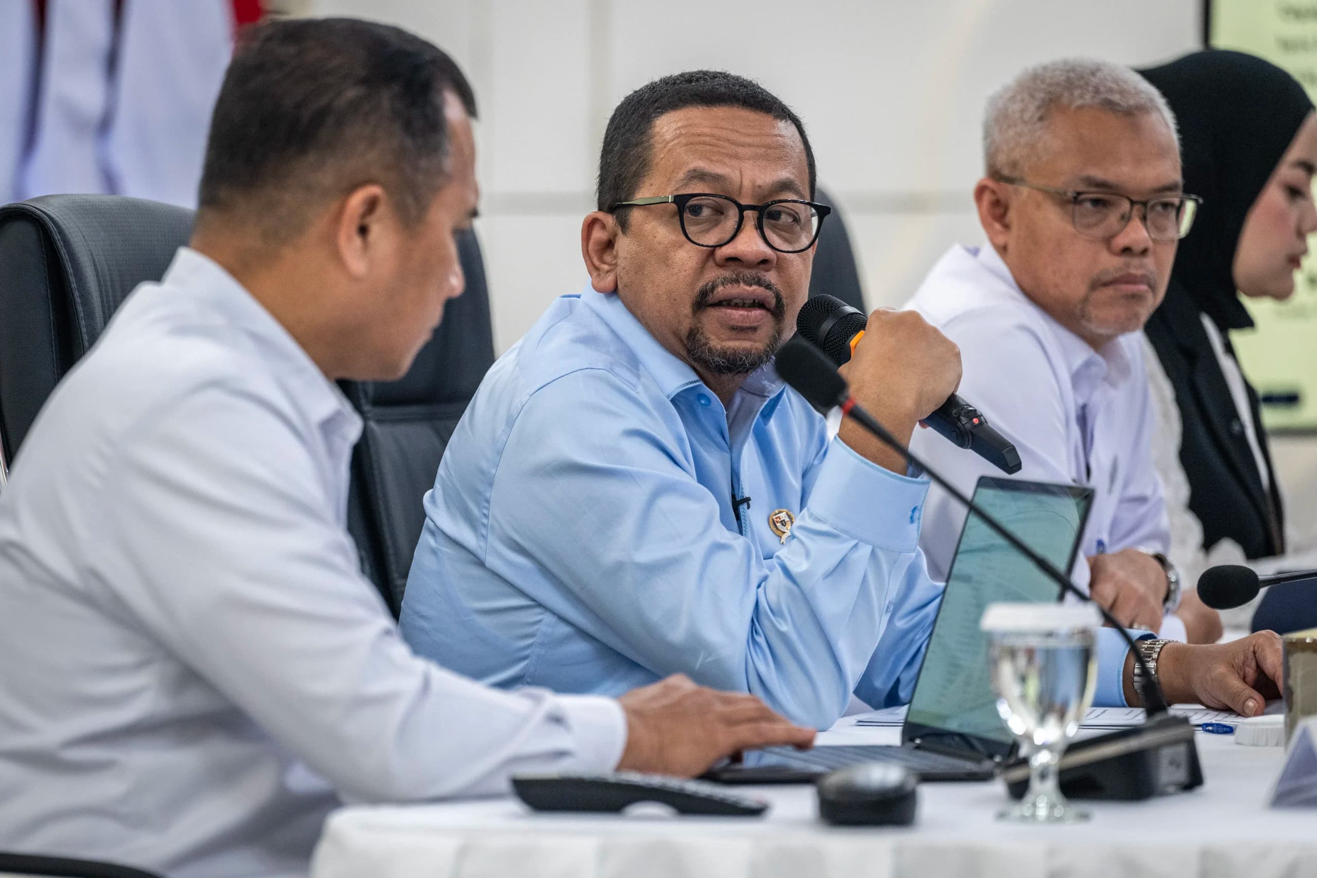 Kepala Badan Komunikasi Pemerintah (Bakom) RI Muhammad Qodari (kedua kiri) bersama Sekretaris Jenderal Kementerian Ketenagakerjaan Cris Kuntadi (kedua kanan) dan Direktur Jenderal Peraturan Perundang-undangan Kementerian Hukum Dhahana Putra (kiri) memberikan keterengan pers Update PHTC peningkatan kualitas RSUD serta penguatan perlindungan pekerja dan kepastian hukum ketenagakerjaan di Auditorium Kantor Bakom RI, Jakarta, Rabu (29/4/2026). Muhammad Qodari menyatakan Presiden Prabowo dijadwalkan menghadiri puncak peringatan Hari Buruh di Monas, Jakarta, pada Jumat (1/5) sebagai komitmen pemerintah untuk menjawab aspirasi pekerja melalui kebijakan nyata. (ANTARA FOTO/Bayu Pratama S) Kepala Badan Komunikasi Pemerintah (Bakom) RI Muhammad Qodari (kedua kiri) bersama Sekretaris Jenderal Kementerian Ketenagakerjaan Cris Kuntadi (kedua kanan) dan Direktur Jenderal Peraturan Perundang-undangan Kementerian Hukum Dhahana Putra (kiri) memberikan keterengan pers Update PHTC peningkatan kualitas RSUD serta penguatan perlindungan pekerja dan kepastian hukum ketenagakerjaan di Auditorium Kantor Bakom RI, Jakarta, Rabu (29/4/2026). Muhammad Qodari menyatakan Presiden Prabowo dijadwalkan menghadiri puncak peringatan Hari Buruh di Monas, Jakarta, pada Jumat (1/5) sebagai komitmen pemerintah untuk menjawab aspirasi pekerja melalui kebijakan nyata. (ANTARA FOTO/Bayu Pratama S)