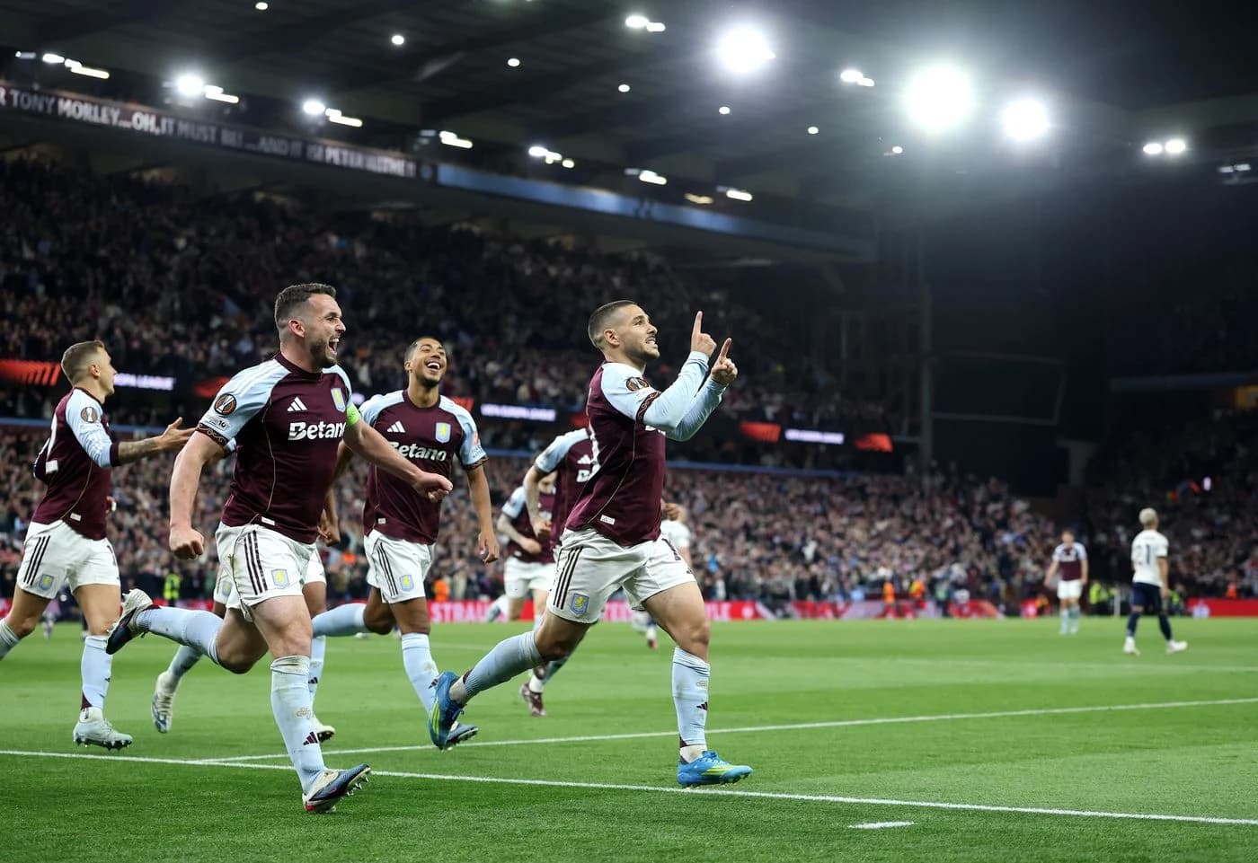 Selebrasi pemain Aston Villa usai mencetak gol ke gawang Nothingham Forest Selebrasi pemain Aston Villa usai mencetak gol ke gawang Nothingham Forest