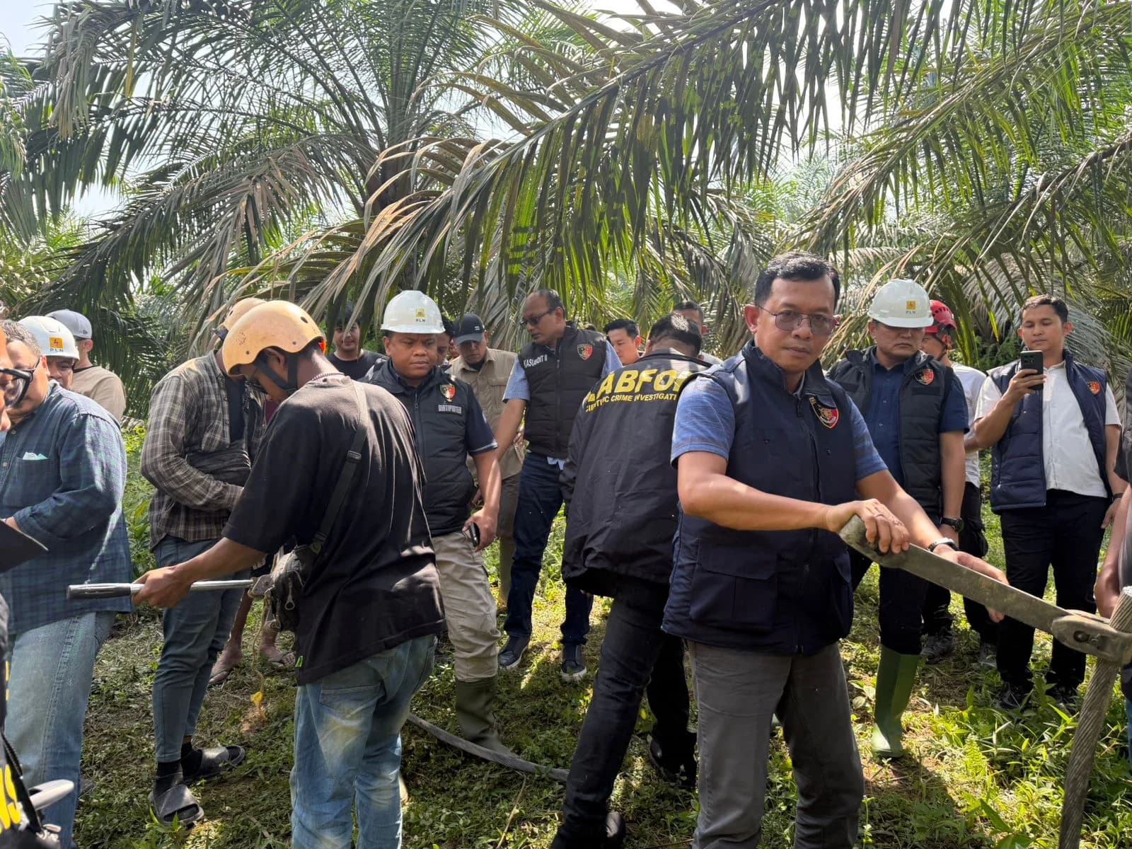 Sejumlah petugas PLN berupaya melakukan perbaikan listrik yang padam. Sejumlah petugas PLN berupaya melakukan perbaikan listrik yang padam.