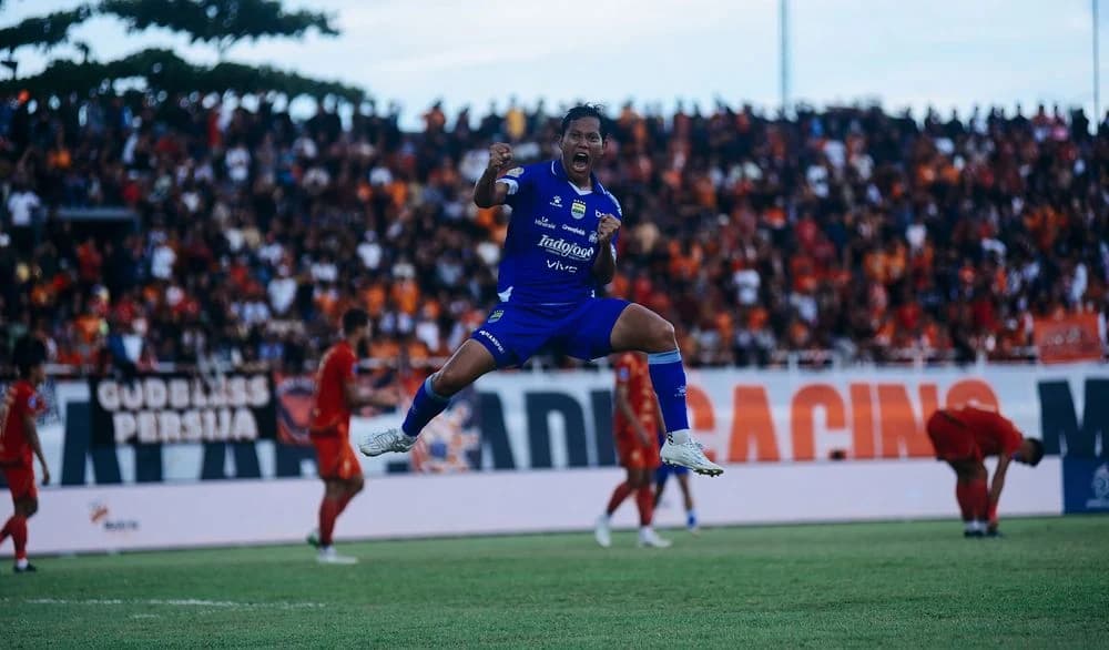Selebrasi Gelandang Persib Bandung, Adam Alis saat berhasil menjebol gawang sang mantan Persija Jakarta Selebrasi Gelandang Persib Bandung, Adam Alis saat berhasil menjebol gawang sang mantan Persija Jakarta