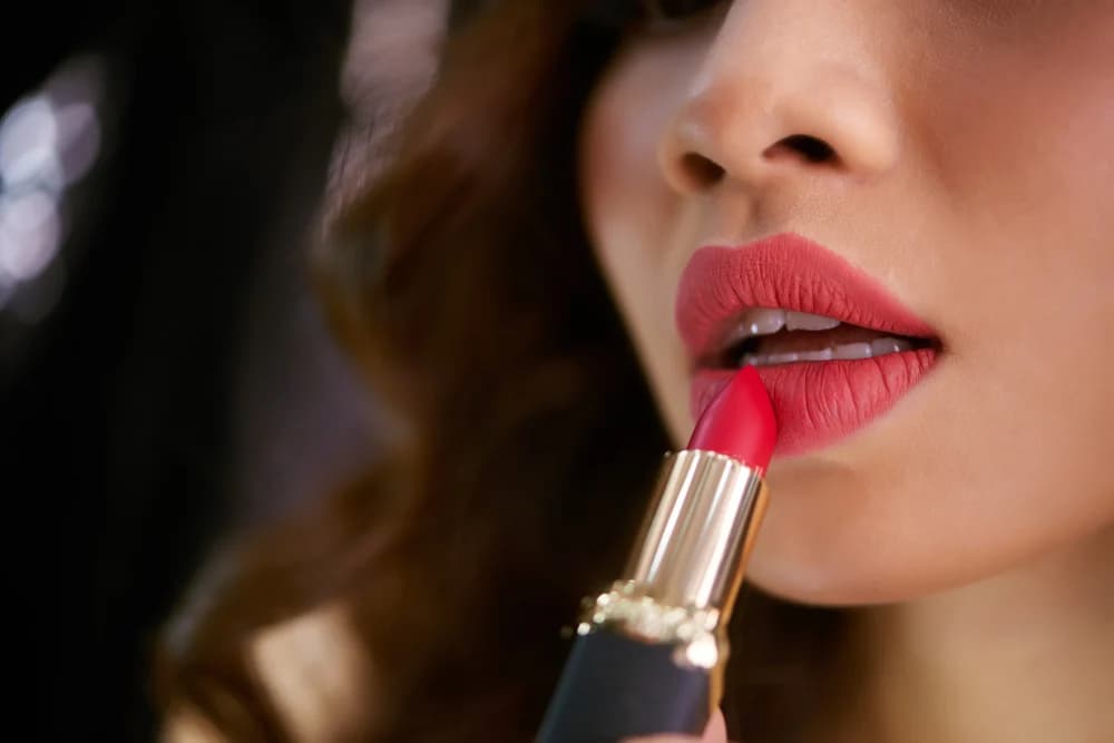 Seorang wanita saat menggunakan Lipstick Seorang wanita saat menggunakan Lipstick