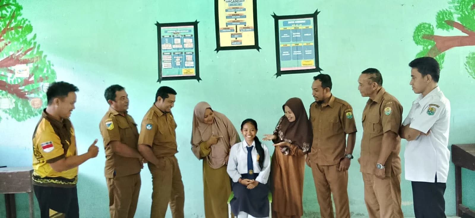 Viral Siswi Tunggal Kelas IX di SMPN 4 Tiloan Buol Lulus, Netizen: Jadi Murid Kesayangan Semua Guru Viral Siswi Tunggal Kelas IX di SMPN 4 Tiloan Buol Lulus, Netizen: Jadi Murid Kesayangan Semua Guru