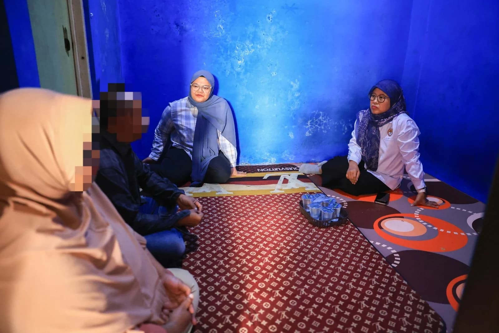 Wakil Ketua LPSK Sri Suparyati menemui keluarga korban. Wakil Ketua LPSK Sri Suparyati menemui keluarga korban.
