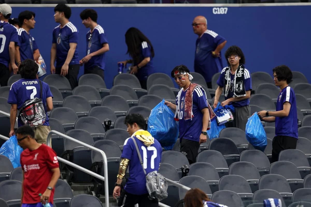 Aksi suporter Jepang bersih-bersih sampah Aksi suporter Jepang bersih-bersih sampah