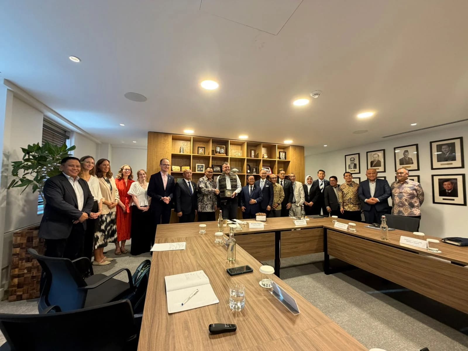 Pemerintah Indonesia bertemu dengan Climate Change Committee di London, Juni 2026. Pemerintah Indonesia bertemu dengan Climate Change Committee di London, Juni 2026.