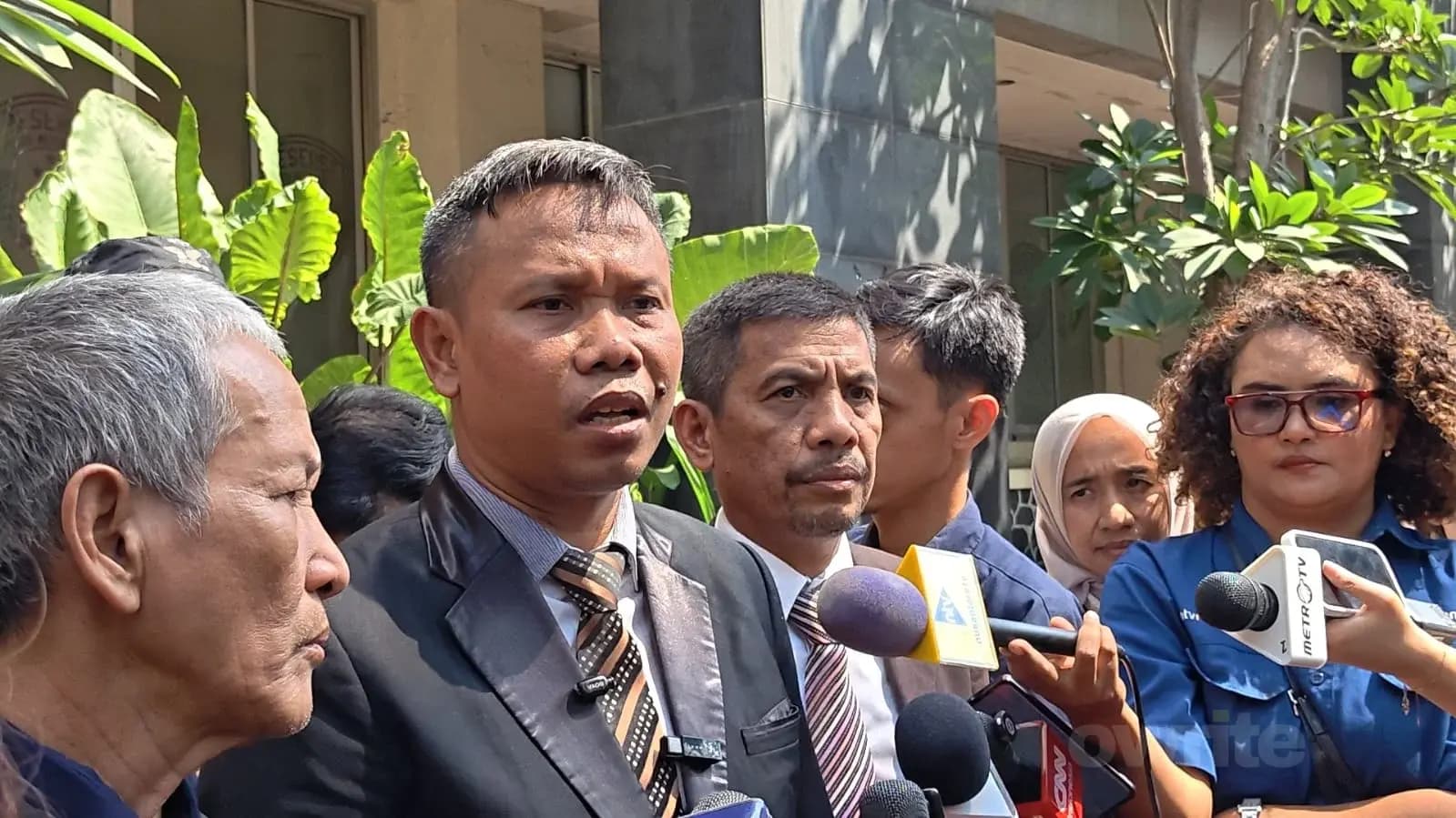 Kuasa hukum Roy Suryo, Ahmad Khozinudin, menyatakan perang dengan kubu Jokowi, 19 Juni 2026. Kuasa hukum Roy Suryo, Ahmad Khozinudin, menyatakan perang dengan kubu Jokowi, 19 Juni 2026.