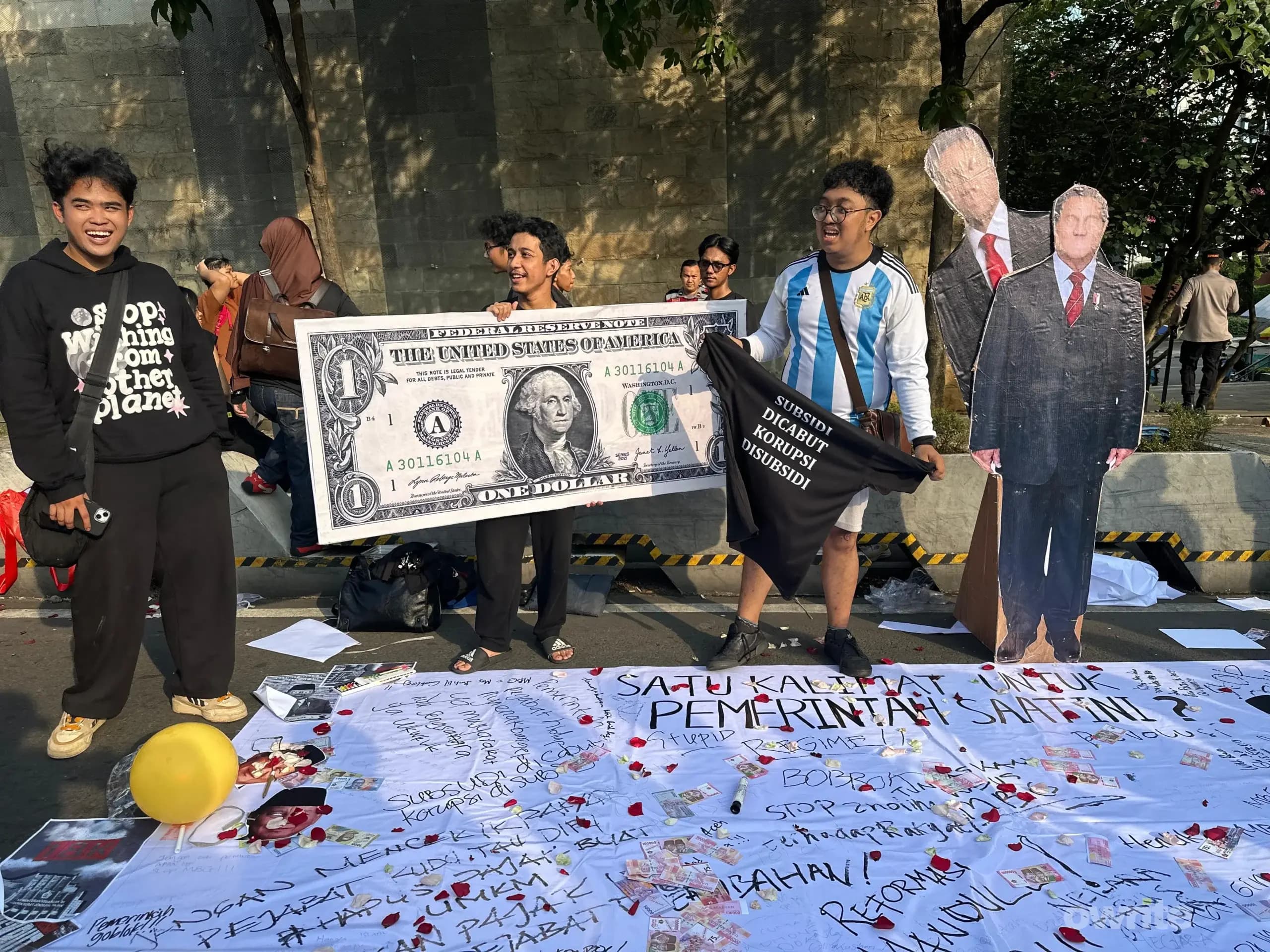 Gabungan mahasiswa menggelar aksi CFD and Solidarity Campaign di kawasan Car Free Day, Minggu, 28 Juni 2026. Gabungan mahasiswa menggelar aksi CFD and Solidarity Campaign di kawasan Car Free Day, Minggu, 28 Juni 2026.