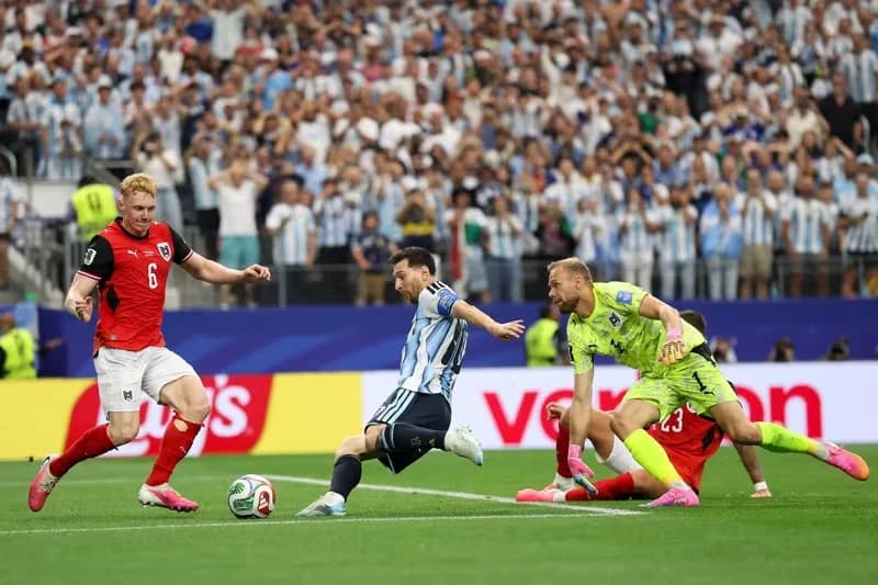 Lionel Messi kembali cetak rekor bersejarah di Piala Dunia. Lionel Messi kembali cetak rekor bersejarah di Piala Dunia.