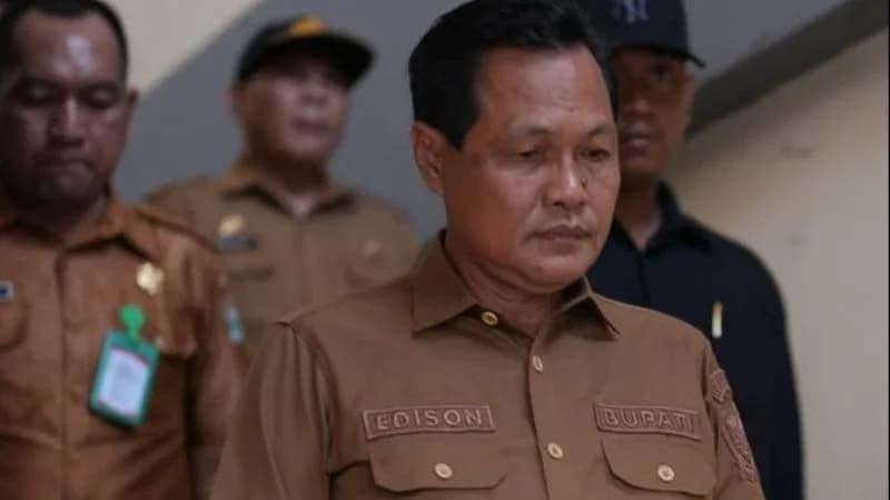 Bupati Muara Enim Edison. Bupati Muara Enim Edison.