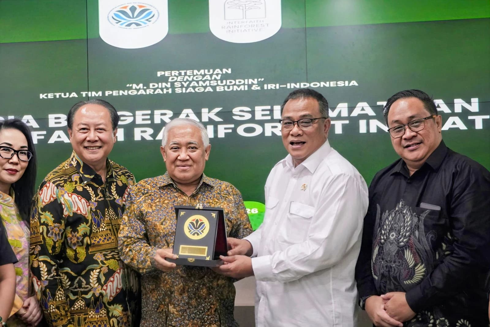 Menteri Lingkungan Hidup Moh Jumhur Hidayat bersama Gerakan Siaga Bumi dan Interfaith Rainforest Initiative Indonesia. Menteri Lingkungan Hidup Moh Jumhur Hidayat bersama Gerakan Siaga Bumi dan Interfaith Rainforest Initiative Indonesia.
