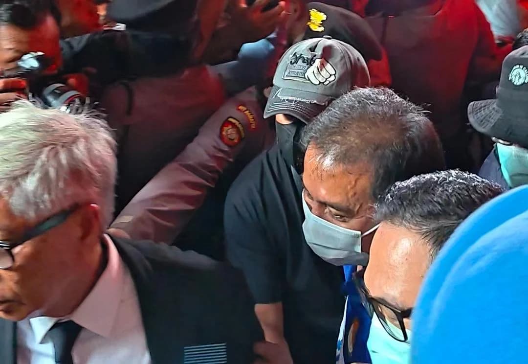 Roy Suryo digelandang menuju mobil tahanan di Polda Metro Jaya, 19 Juni 2026. Roy Suryo digelandang menuju mobil tahanan di Polda Metro Jaya, 19 Juni 2026.