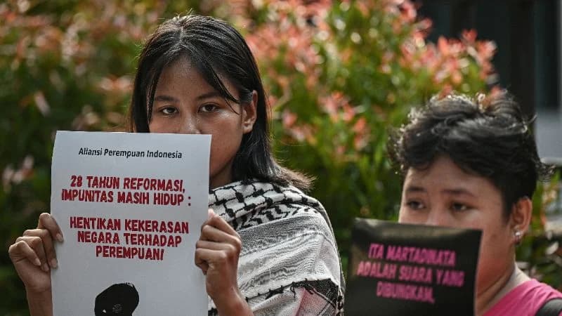 Aktivis yang tergabung dalam Aliansi Perempuan Indonesia membawa poster saat aksi. Aktivis yang tergabung dalam Aliansi Perempuan Indonesia membawa poster saat aksi.