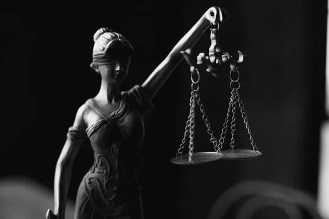 Patung Lady Justitia. Patung Lady Justitia.