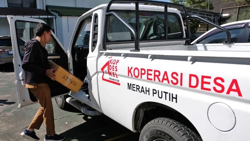Pengurus koperasi membawa perlengkapan mobil pick up saat penyerahan kendaraan operaslional Koperasi Desa/Kelurahan Merah Putih (KDKMP) di Temanggung. Pengurus koperasi membawa perlengkapan mobil pick up saat penyerahan kendaraan operaslional Koperasi Desa/Kelurahan Merah Putih (KDKMP) di Temanggung.