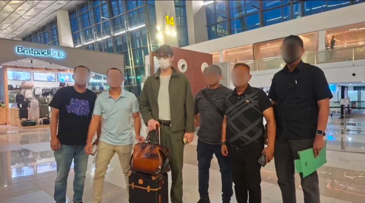 Richard Muljadi (memakai topi dan jaket hijau) ditangkap pihka Kejaksaan Agung atas kasus penipuan batu bara, di Bandara Soekarno-Hatta, 20 Juni 2026. Richard Muljadi (memakai topi dan jaket hijau) ditangkap pihka Kejaksaan Agung atas kasus penipuan batu bara, di Bandara Soekarno-Hatta, 20 Juni 2026.