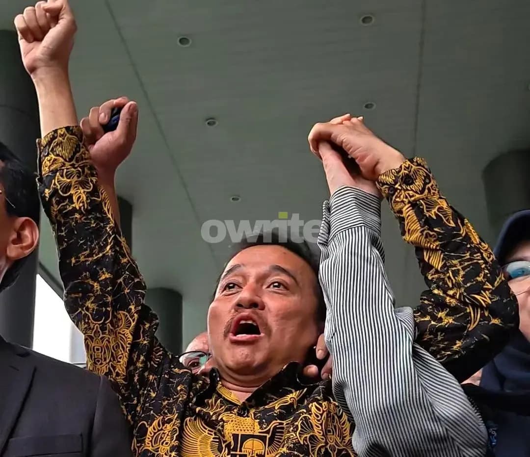 Roy dan dr Tifa bergandengan tangan selebrasi merayakan permohonan penangguhan penahanan Roy dan dr Tifa bergandengan tangan selebrasi merayakan permohonan penangguhan penahanan