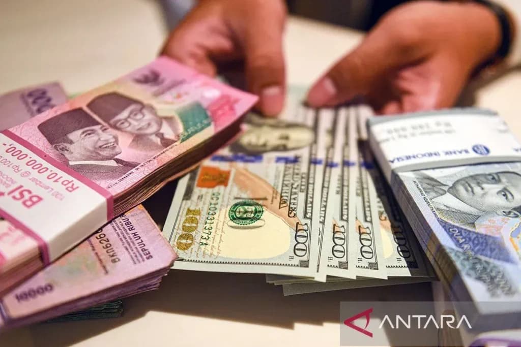 Petugas menunjukan uang pecahan dolar AS dan rupiah di Bank BSI, Jakarta. Petugas menunjukan uang pecahan dolar AS dan rupiah di Bank BSI, Jakarta.