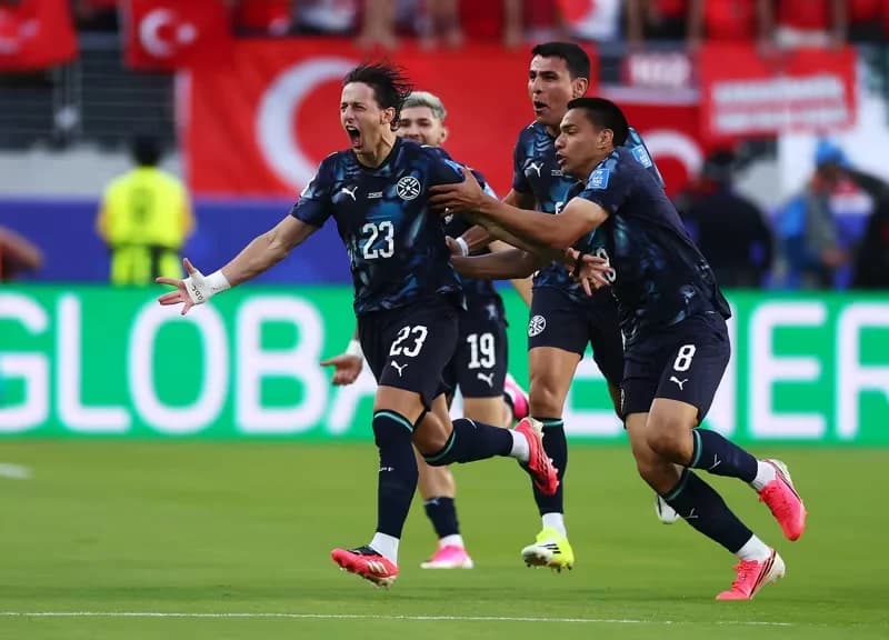 Pemain Paraguay, Matias Galarza viral saat menggunakan jam tangan wasit ketika menghadapi Turki Pemain Paraguay, Matias Galarza viral saat menggunakan jam tangan wasit ketika menghadapi Turki
