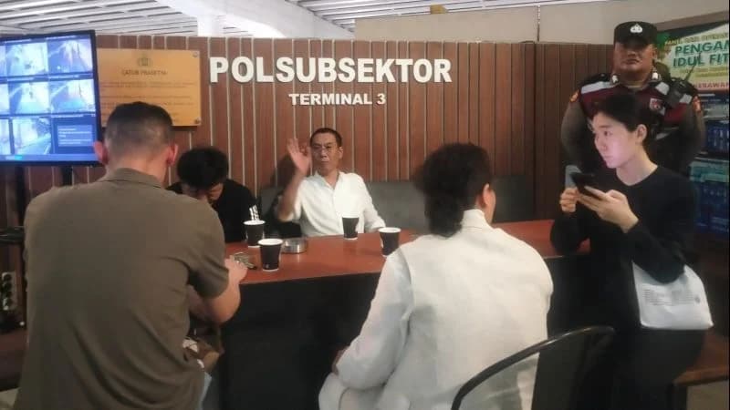 Polisi mediasi WNA ribut di Bandara Soekarno-Hatta. Polisi mediasi WNA ribut di Bandara Soekarno-Hatta.