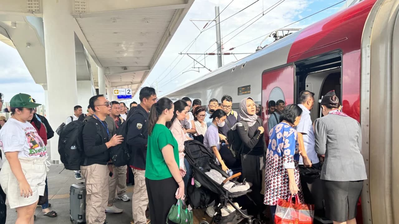 Penumpang Kereta Cepat Whoosh sedang antre masuk di Stasiun Padalarang. (Sumber: Dok. KCIC) Penumpang Kereta Cepat Whoosh sedang antre masuk di Stasiun Padalarang. (Sumber: Dok. KCIC)