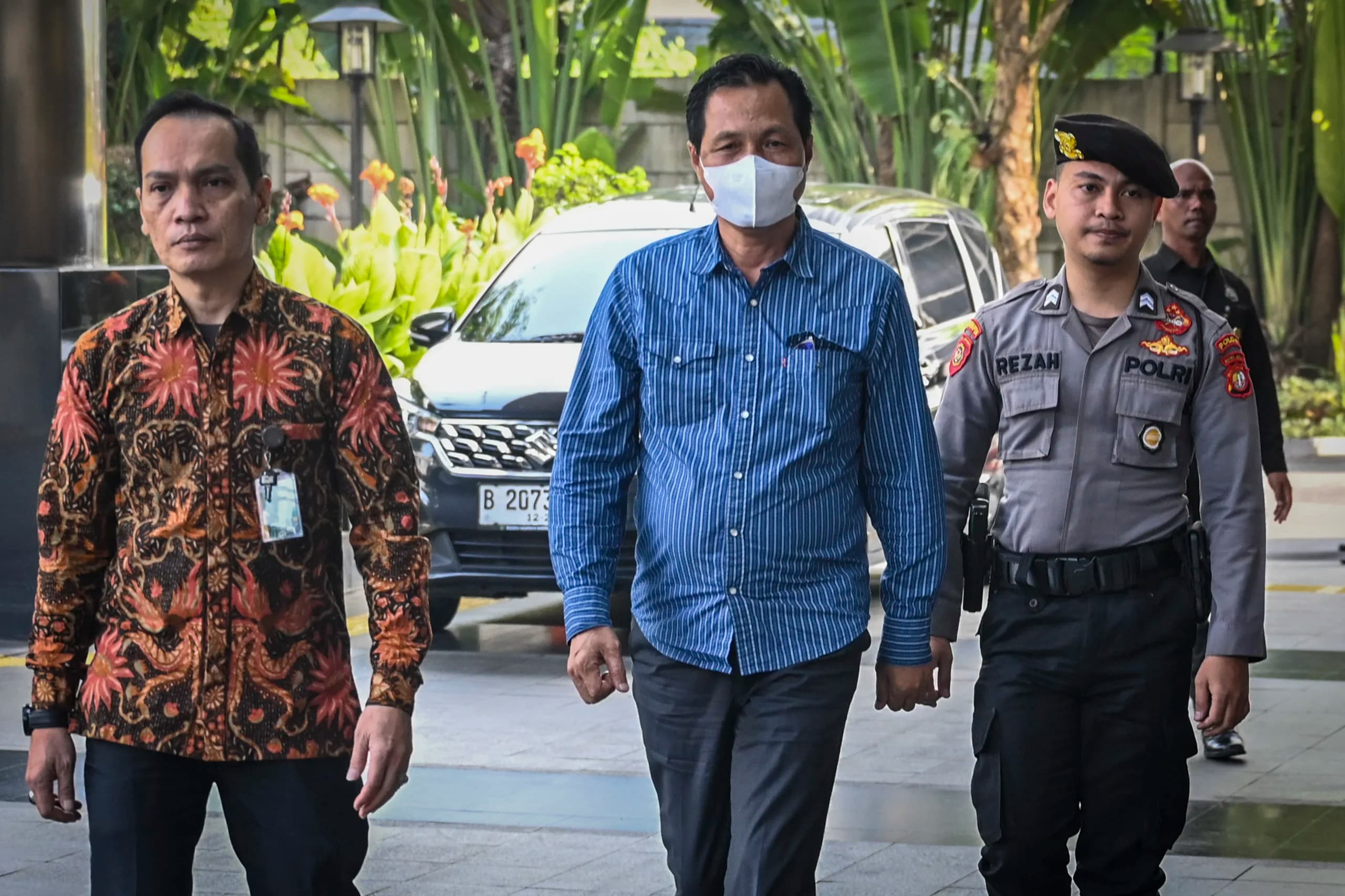 Bupati Muara Enim Edison (tengah) dikawal petugas setibanya di Gedung Merah Putih KPK, Jakarta, Selasa (9/6/2026). Bupati Muara Enim Edison (tengah) dikawal petugas setibanya di Gedung Merah Putih KPK, Jakarta, Selasa (9/6/2026).