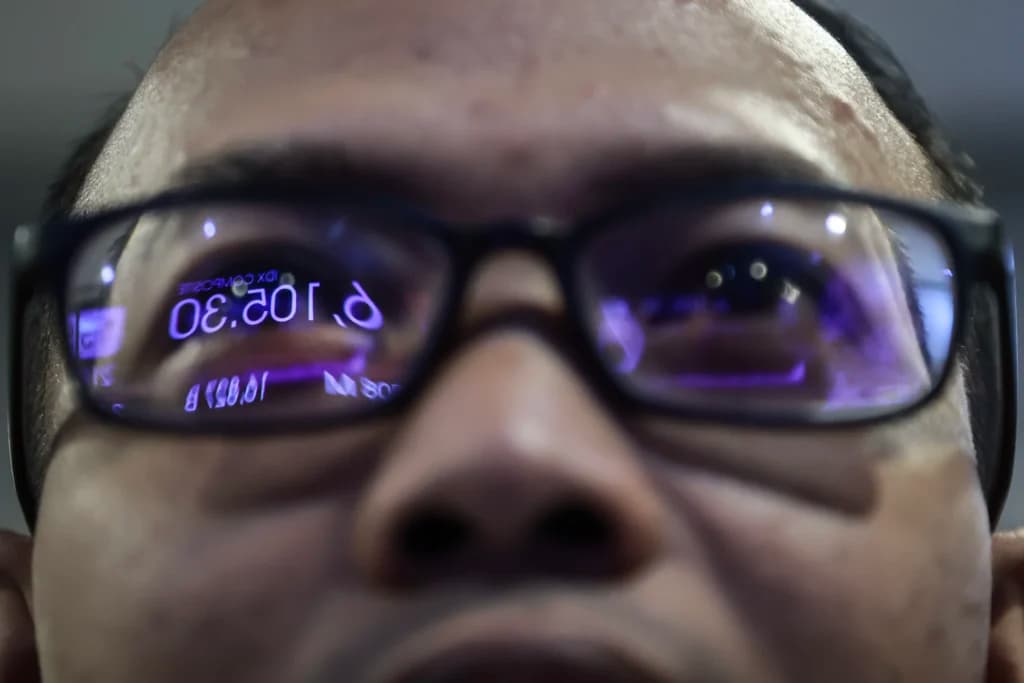 Pekerja mengamati layar pergerakan Indeks Harga Saham Gabungan (IHSG) di Bursa Efek Indonesia (BEI), Jakarta, Kamis (21/5/2026). Pekerja mengamati layar pergerakan Indeks Harga Saham Gabungan (IHSG) di Bursa Efek Indonesia (BEI), Jakarta, Kamis (21/5/2026).