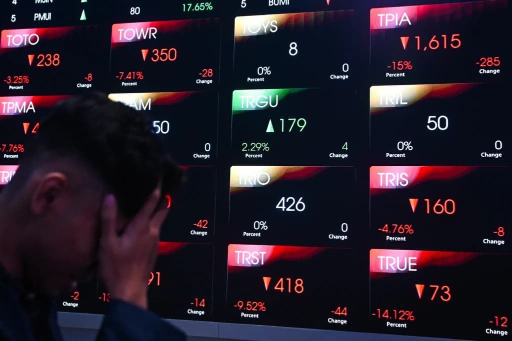 Warga melintas di depan layar digital pergerakan Indeks Harga Saham Gabungan (IHSG) di Bursa Efek Indonesia, Jakarta, Rabu (3/6/2026). Warga melintas di depan layar digital pergerakan Indeks Harga Saham Gabungan (IHSG) di Bursa Efek Indonesia, Jakarta, Rabu (3/6/2026).