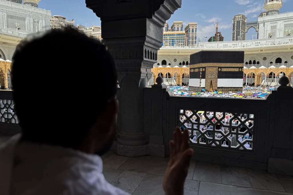 Seorang haji memanjatkan doa saat melaksanakan Tawaf Wada di Masjidil Haram, Makkah, Arab Saudi, Selasa (9/6/2026). Seorang haji memanjatkan doa saat melaksanakan Tawaf Wada di Masjidil Haram, Makkah, Arab Saudi, Selasa (9/6/2026).