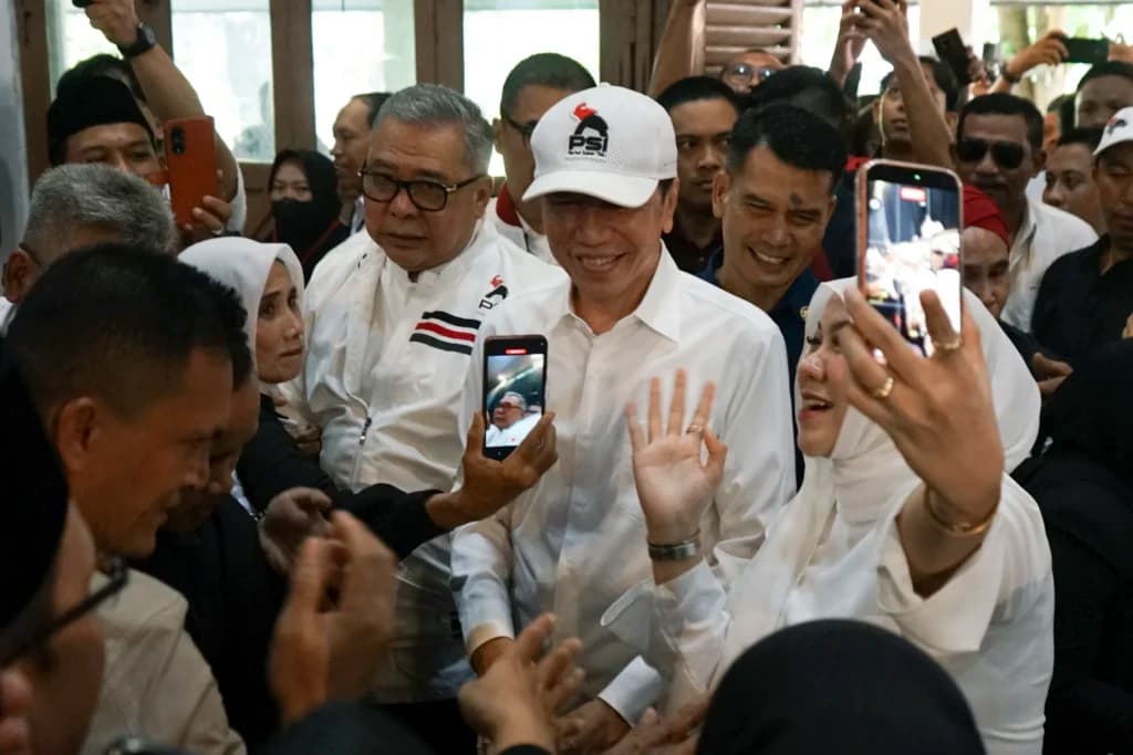 Presiden ketujuh Joko Widodo (tengah) menyapa relawan saat menghadiri Rakorda DPD Partai Solidaritas Indonesia (PSI) di kota Bandar Lampung, Lampung, Sabtu (27/62026). Presiden ketujuh Joko Widodo (tengah) menyapa relawan saat menghadiri Rakorda DPD Partai Solidaritas Indonesia (PSI) di kota Bandar Lampung, Lampung, Sabtu (27/62026).