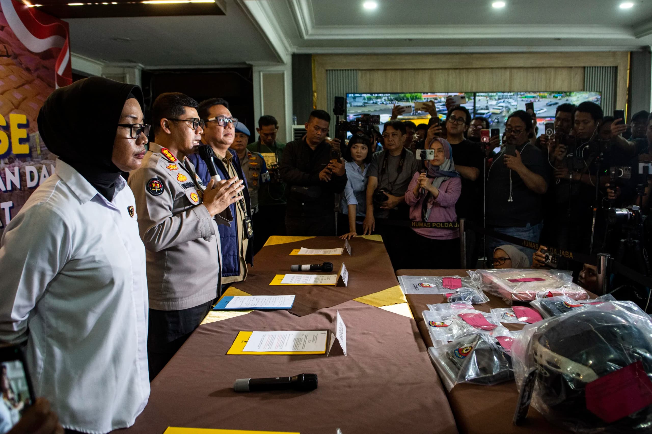 Kabid Humas Polda Jabar Kombes Pol Hendra Rochmawan (kedua kiri) didampingi Direskrimum Polda Jabar Kombes Pol I Gede Adhi Mulyawarman (ketiga kiri) dan DirresPPA-PPO Polda Jabar Kombes Pol Rumi Untari (kiri) memberikan keterangan pers kasus tindak pidana penyekapan dan penganiyaan berat di Mapolda Jawa Barat, Bandung, Jawa Barat, Rabu (24/6/2026). Kabid Humas Polda Jabar Kombes Pol Hendra Rochmawan (kedua kiri) didampingi Direskrimum Polda Jabar Kombes Pol I Gede Adhi Mulyawarman (ketiga kiri) dan DirresPPA-PPO Polda Jabar Kombes Pol Rumi Untari (kiri) memberikan keterangan pers kasus tindak pidana penyekapan dan penganiyaan berat di Mapolda Jawa Barat, Bandung, Jawa Barat, Rabu (24/6/2026).