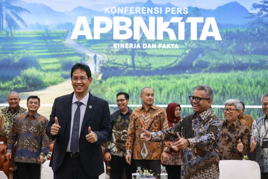 Menteri Keuangan Purbaya Yudhi Sadewa (kiri) bersama Wakil Menteri Keuangan Suahasil Nazara (kanan) bersiap menyampaikan konferensi pers APBN KiTa edisi Juni 2026 di Jakarta, Jumat (5/6/2026). Menteri Keuangan Purbaya Yudhi Sadewa (kiri) bersama Wakil Menteri Keuangan Suahasil Nazara (kanan) bersiap menyampaikan konferensi pers APBN KiTa edisi Juni 2026 di Jakarta, Jumat (5/6/2026).