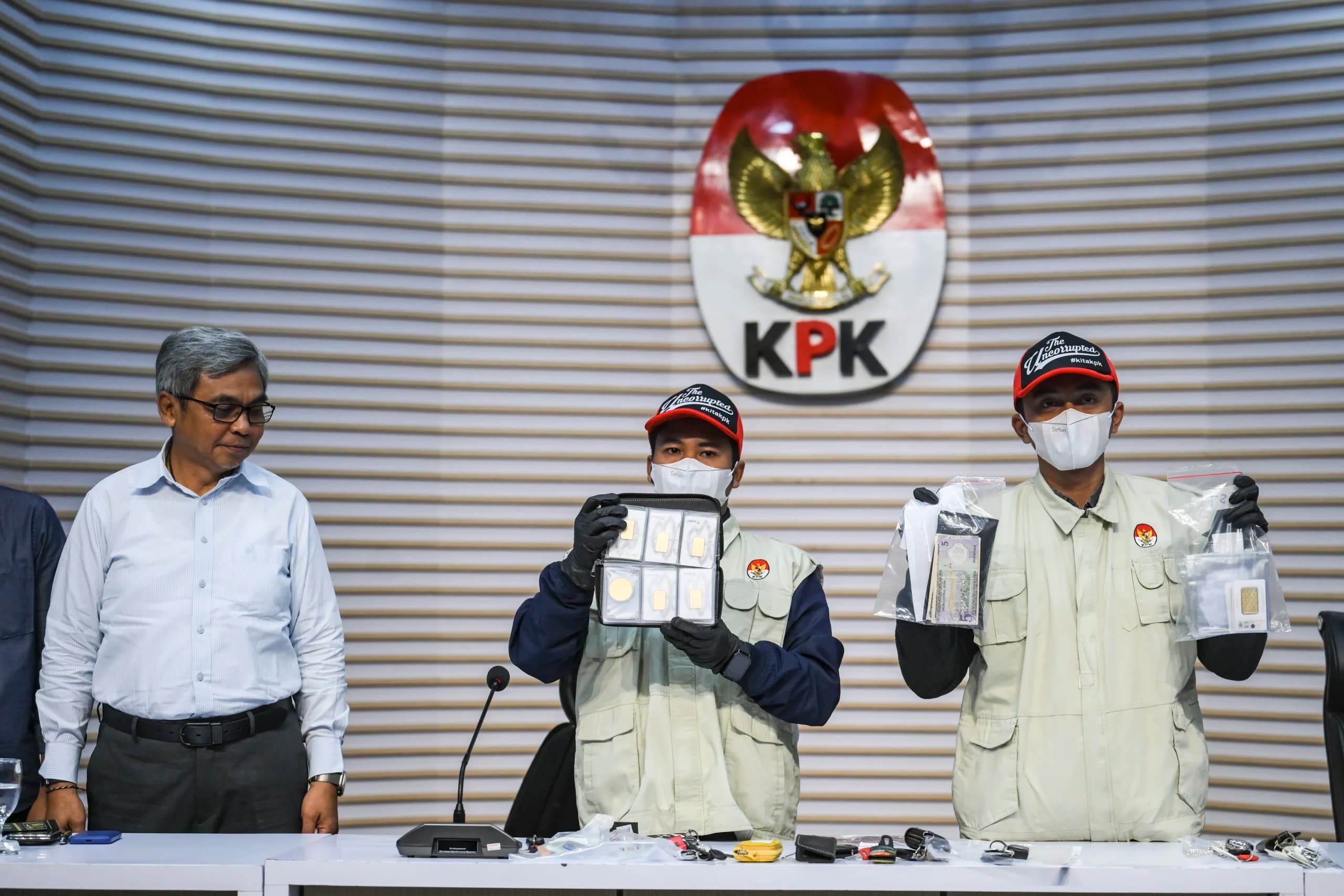 Ketua KPK Setyo Budiyanto (kiri) melihat petugas menampilkan barang bukti saat konferensi pers tindak pidana korupsi Ditjen Imigrasi di Gedung Merah Putih KPK, Jakarta, Kamis (4/6/2026). Ketua KPK Setyo Budiyanto (kiri) melihat petugas menampilkan barang bukti saat konferensi pers tindak pidana korupsi Ditjen Imigrasi di Gedung Merah Putih KPK, Jakarta, Kamis (4/6/2026).