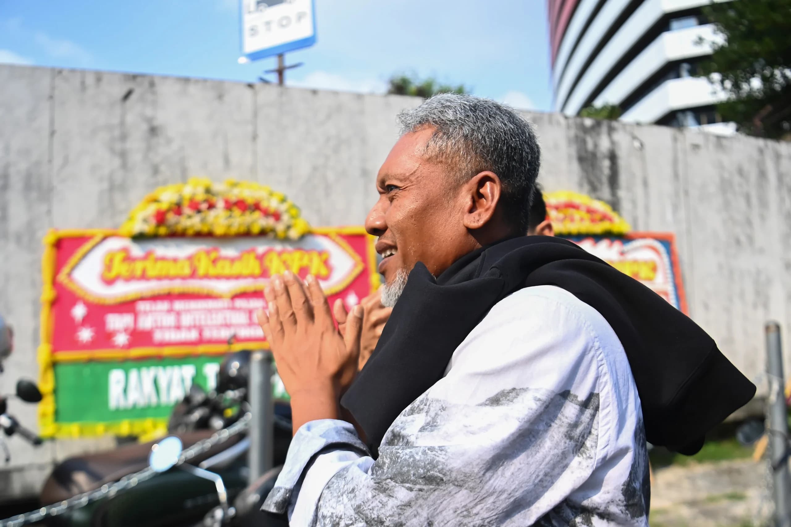 Pengusaha asal Semarang, Heri Setiyono alias Heri Black berjalan menghindari pertanyaan wartawan usai menjalani pemeriksaan di Gedung Merah Putih KPK, Jakarta, Senin (18/5/2026). Pengusaha asal Semarang, Heri Setiyono alias Heri Black berjalan menghindari pertanyaan wartawan usai menjalani pemeriksaan di Gedung Merah Putih KPK, Jakarta, Senin (18/5/2026).