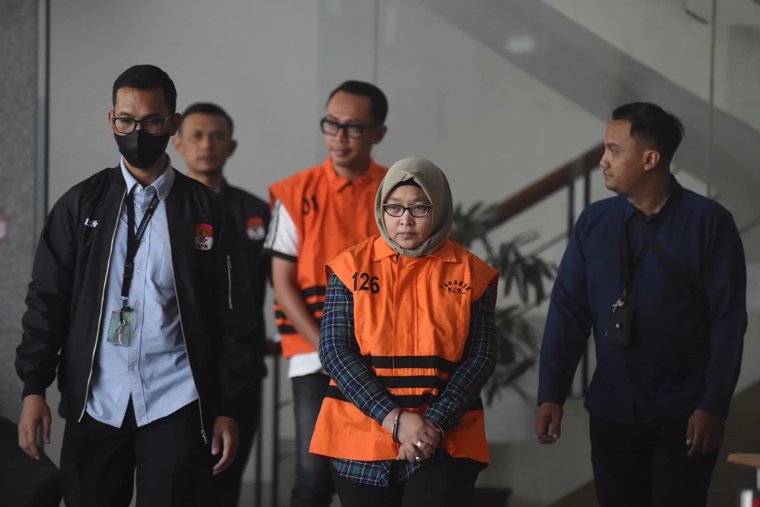 Dua tersangka kasus dugaan suap pengaturan temuan pemeriksaan BPK di Pemkab Muara Enim, Titin Rita Lestari (kedua kanan) dan Augus Dwianggara (tengah) berjalan menuju mobil tahanan usai menjalani pemeriksaan di Gedung Merah Putih KPK, Jakarta, Kamis (11/6/2026). Dua tersangka kasus dugaan suap pengaturan temuan pemeriksaan BPK di Pemkab Muara Enim, Titin Rita Lestari (kedua kanan) dan Augus Dwianggara (tengah) berjalan menuju mobil tahanan usai menjalani pemeriksaan di Gedung Merah Putih KPK, Jakarta, Kamis (11/6/2026).