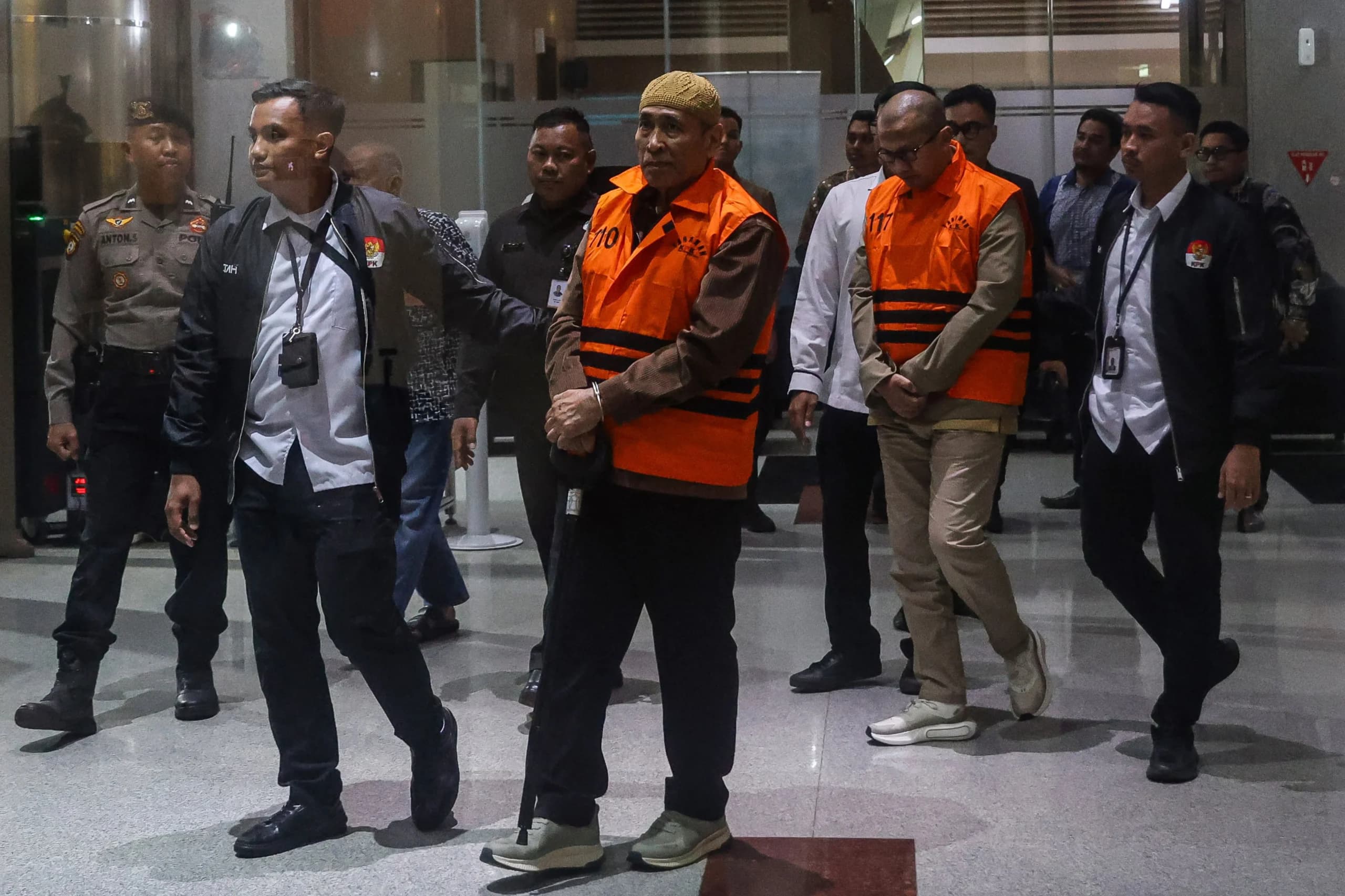 Komisaris PT Raudah Eksati sekaligus Ketua Umum Asosiasi Kesthuri Asrul Azis Taba (keempat kanan) dan Direktur Operasional PT Makassar Toraja (Maktour) Ismail Adham (kedua kanan) mengenakan rompi tahanan usai menjalani pemeriksaan terkait kasus dugaan korupsi kuota haji dalam penyelenggaraan ibadah haji tahun 2023-2024 di Gedung Merah Putih KPK, Jakarta, Senin (8/6/2026). Komisaris PT Raudah Eksati sekaligus Ketua Umum Asosiasi Kesthuri Asrul Azis Taba (keempat kanan) dan Direktur Operasional PT Makassar Toraja (Maktour) Ismail Adham (kedua kanan) mengenakan rompi tahanan usai menjalani pemeriksaan terkait kasus dugaan korupsi kuota haji dalam penyelenggaraan ibadah haji tahun 2023-2024 di Gedung Merah Putih KPK, Jakarta, Senin (8/6/2026).